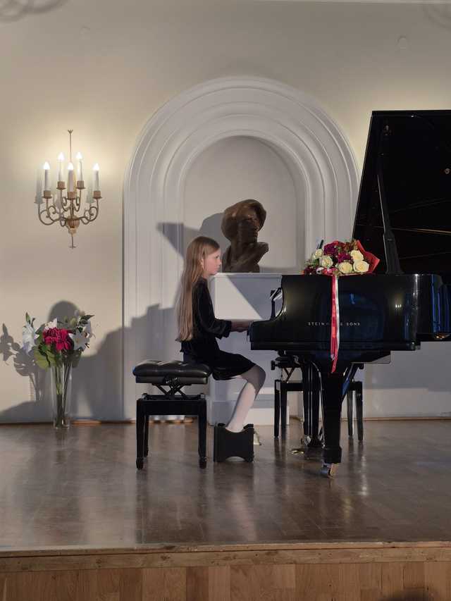 Koncert uczniów bielawskiej Szkoły Fortepianu d-moll w Dworku Chopina w 215. rocznicę urodzin kompozytora 