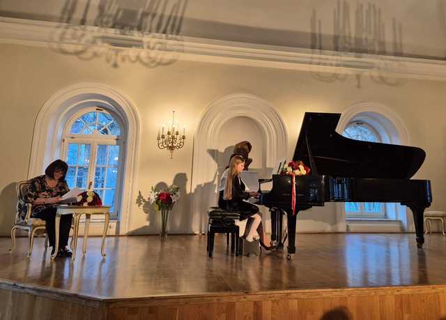 Koncert uczniów bielawskiej Szkoły Fortepianu d-moll w Dworku Chopina w 215. rocznicę urodzin kompozytora 