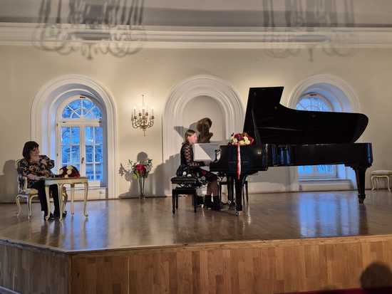 Koncert uczniów bielawskiej Szkoły Fortepianu d-moll w Dworku Chopina w 215. rocznicę urodzin kompozytora 