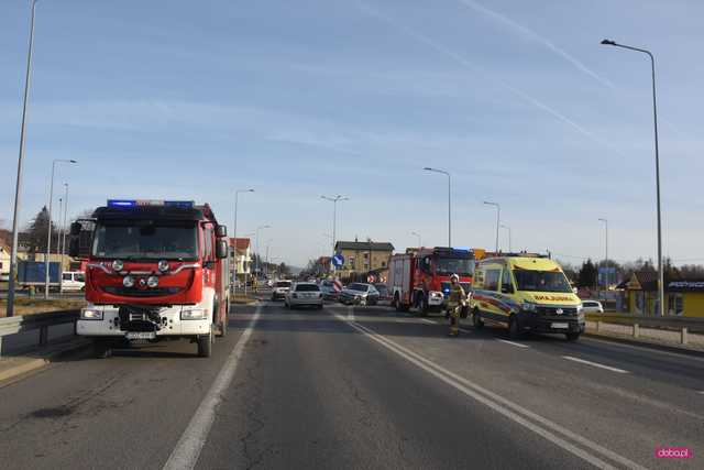 Zderzenie trzech aut na rondzie w Bielawie