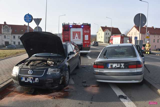 Zderzenie trzech aut na rondzie w Bielawie