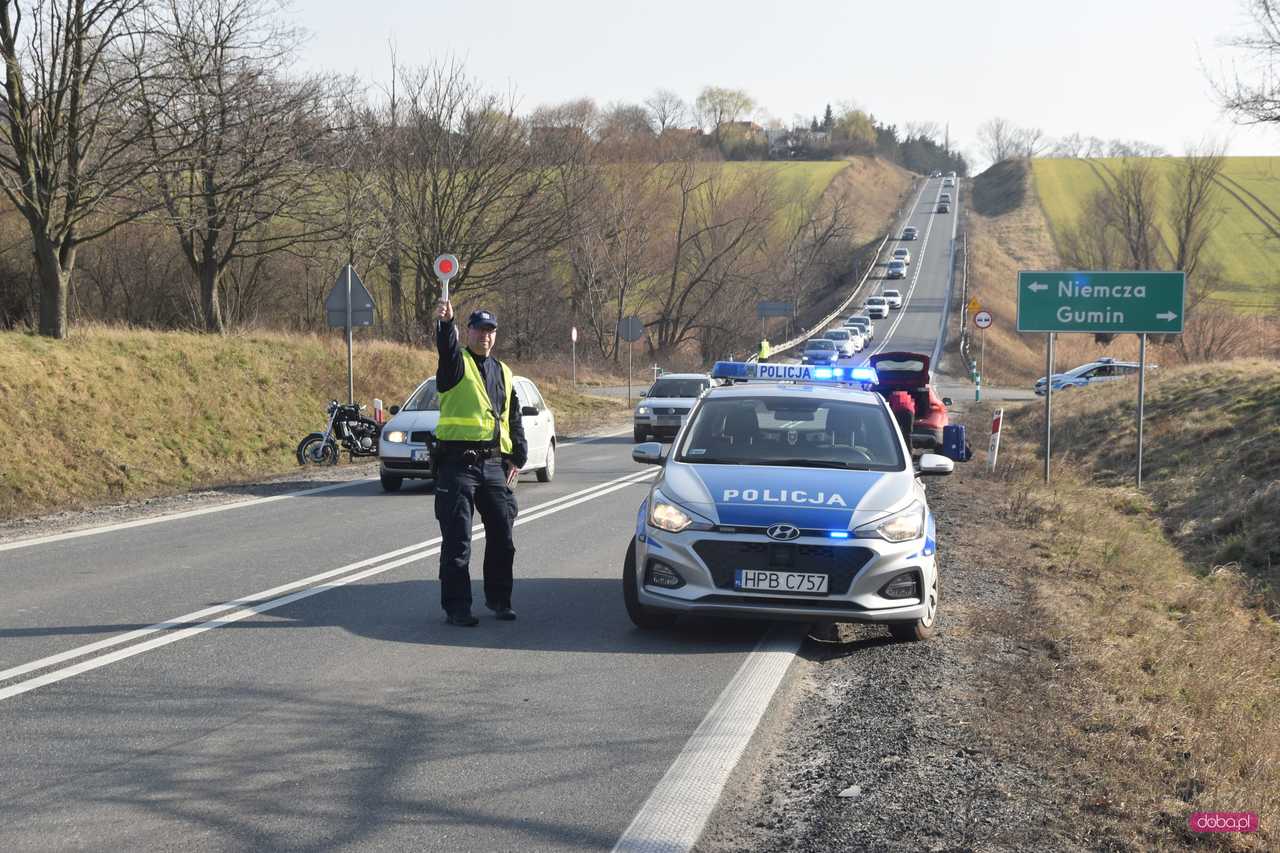 Zderzenie motocykla z volvo