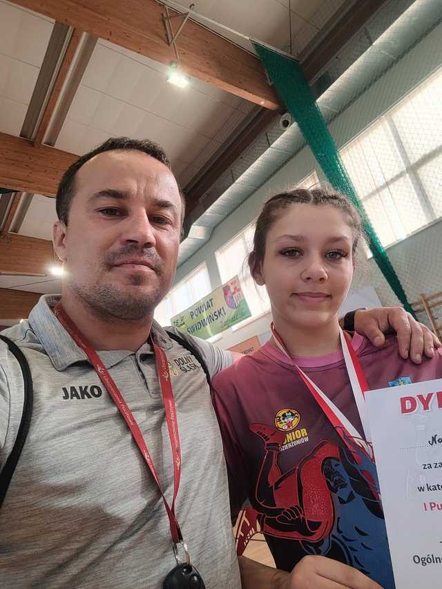Nadia Kurcab zdobywa srebrny medal Pucharu Polski Kadetek w zapasach kobiet