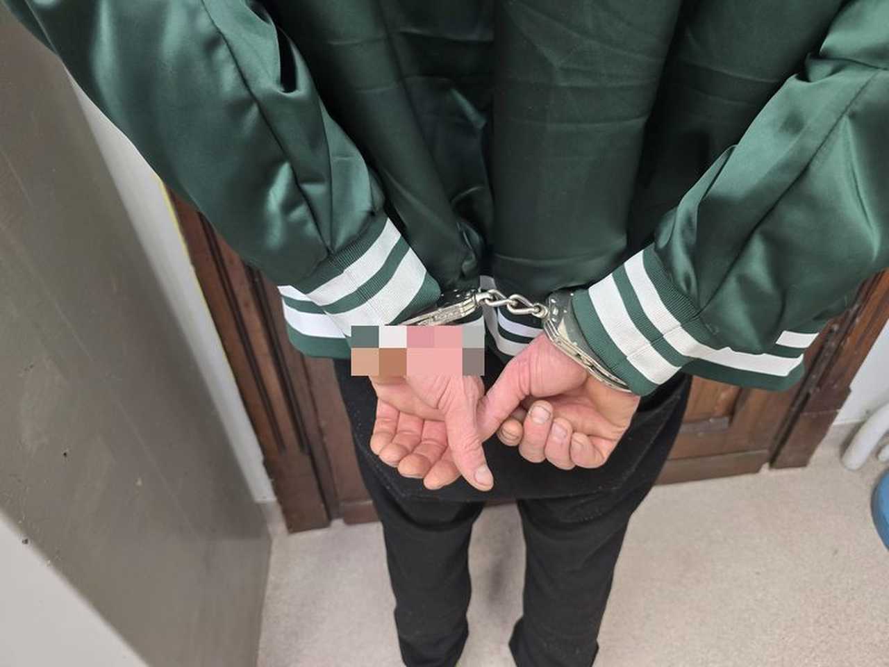 Szybkie ustalenie i zatrzymanie włamywacza – policjanci odzyskali większość skradzionych pieniędzy
