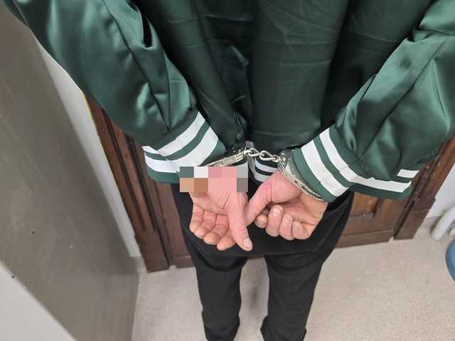 Szybkie ustalenie i zatrzymanie włamywacza – policjanci odzyskali większość skradzionych pieniędzy
