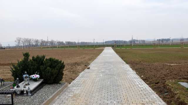 Dzierżoniów. Postęp prac przy powiększeniu cmentarza