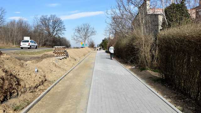 Ścieżka rowerowa i chodnik przy ul. Świdnickiej w Dzierżoniowie