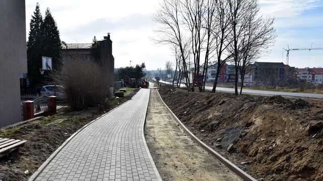 Ścieżka rowerowa i chodnik przy ul. Świdnickiej w Dzierżoniowie