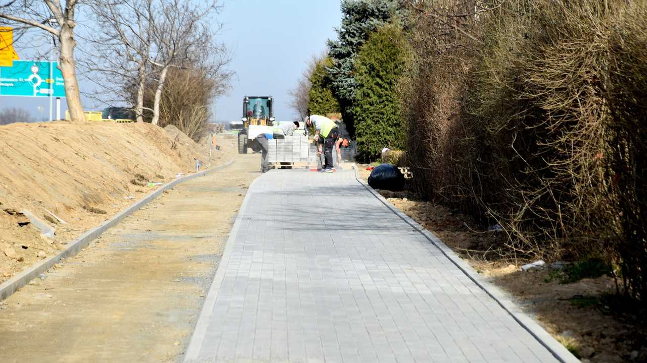 Ścieżka rowerowa i chodnik przy ul. Świdnickiej w Dzierżoniowie