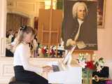Koncert pamięci Bacha uczniów Szkoły Fortepanu d-moll w pałacu Gladishof w Piławie Górnej