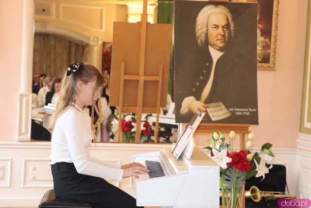 Koncert pamięci Bacha uczniów Szkoły Fortepanu d-moll w pałacu Gladishof w Piławie Górnej
