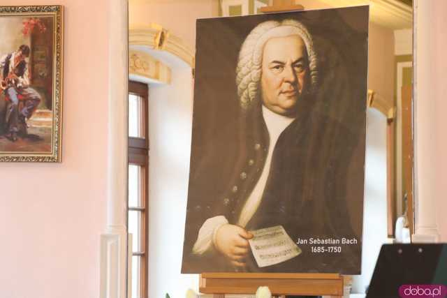 Koncert pamięci Bacha uczniów Szkoły Fortepanu d-moll w pałacu Gladishof w Piławie Górnej