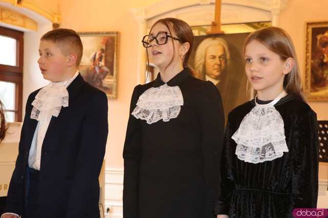 Koncert pamięci Bacha uczniów Szkoły Fortepanu d-moll w pałacu Gladishof w Piławie Górnej