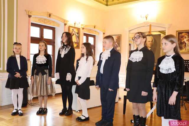 Koncert pamięci Bacha uczniów Szkoły Fortepanu d-moll w pałacu Gladishof w Piławie Górnej