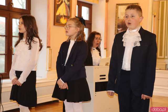 Koncert pamięci Bacha uczniów Szkoły Fortepanu d-moll w pałacu Gladishof w Piławie Górnej