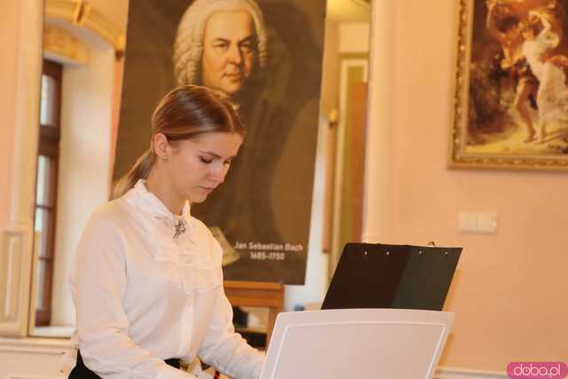 Koncert pamięci Bacha uczniów Szkoły Fortepanu d-moll w pałacu Gladishof w Piławie Górnej