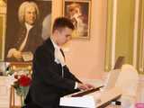 Koncert pamięci Bacha uczniów Szkoły Fortepanu d-moll w pałacu Gladishof w Piławie Górnej