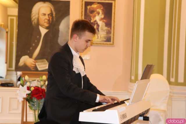 Koncert pamięci Bacha uczniów Szkoły Fortepanu d-moll w pałacu Gladishof w Piławie Górnej