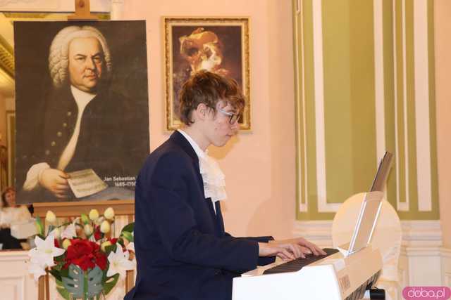 Koncert pamięci Bacha uczniów Szkoły Fortepanu d-moll w pałacu Gladishof w Piławie Górnej