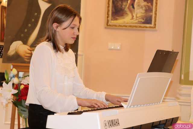 Koncert pamięci Bacha uczniów Szkoły Fortepanu d-moll w pałacu Gladishof w Piławie Górnej