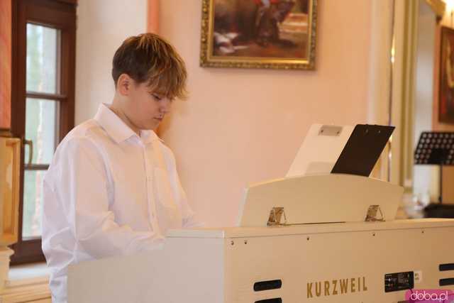 Koncert pamięci Bacha uczniów Szkoły Fortepanu d-moll w pałacu Gladishof w Piławie Górnej