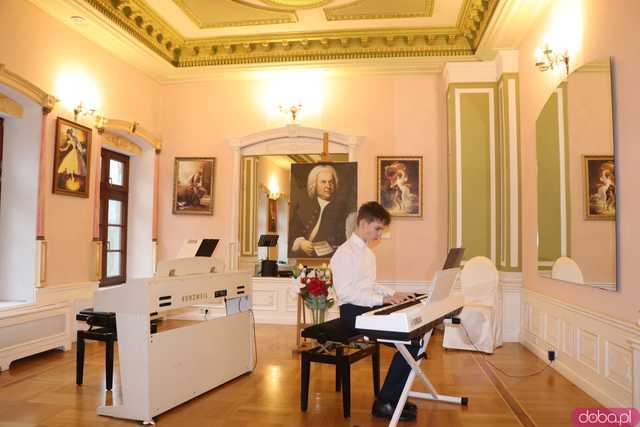Koncert pamięci Bacha uczniów Szkoły Fortepanu d-moll w pałacu Gladishof w Piławie Górnej