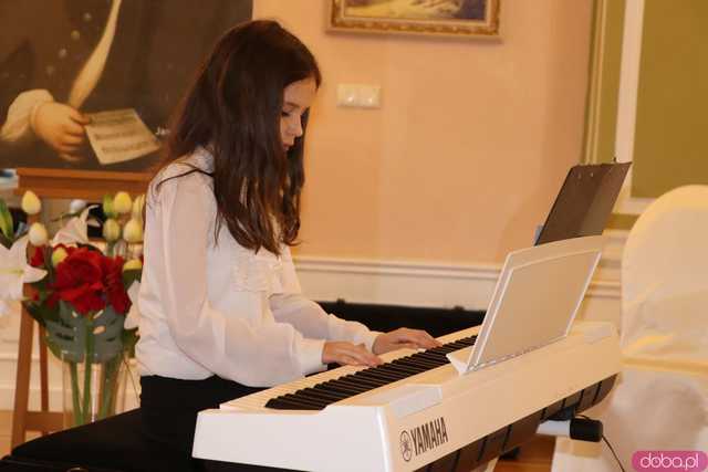 Koncert pamięci Bacha uczniów Szkoły Fortepanu d-moll w pałacu Gladishof w Piławie Górnej