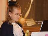 Koncert pamięci Bacha uczniów Szkoły Fortepanu d-moll w pałacu Gladishof w Piławie Górnej