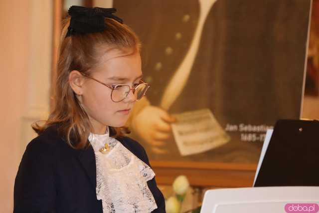Koncert pamięci Bacha uczniów Szkoły Fortepanu d-moll w pałacu Gladishof w Piławie Górnej