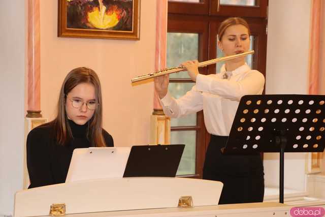 Koncert pamięci Bacha uczniów Szkoły Fortepanu d-moll w pałacu Gladishof w Piławie Górnej
