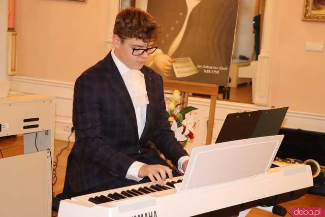 Koncert pamięci Bacha uczniów Szkoły Fortepanu d-moll w pałacu Gladishof w Piławie Górnej
