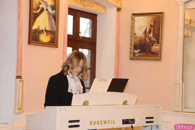 Koncert pamięci Bacha uczniów Szkoły Fortepanu d-moll w pałacu Gladishof w Piławie Górnej