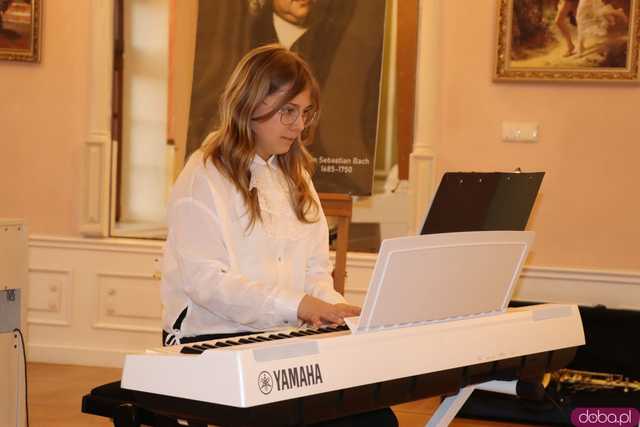 Koncert pamięci Bacha uczniów Szkoły Fortepanu d-moll w pałacu Gladishof w Piławie Górnej