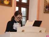 Koncert pamięci Bacha uczniów Szkoły Fortepanu d-moll w pałacu Gladishof w Piławie Górnej