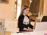 Koncert pamięci Bacha uczniów Szkoły Fortepanu d-moll w pałacu Gladishof w Piławie Górnej