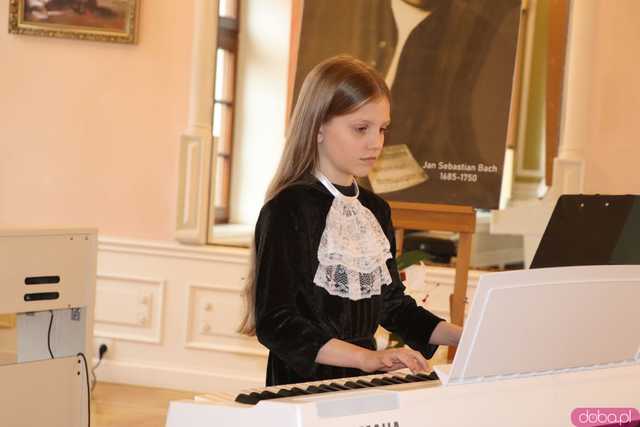 Koncert pamięci Bacha uczniów Szkoły Fortepanu d-moll w pałacu Gladishof w Piławie Górnej