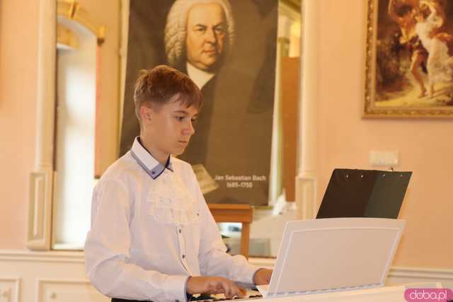 Koncert pamięci Bacha uczniów Szkoły Fortepanu d-moll w pałacu Gladishof w Piławie Górnej
