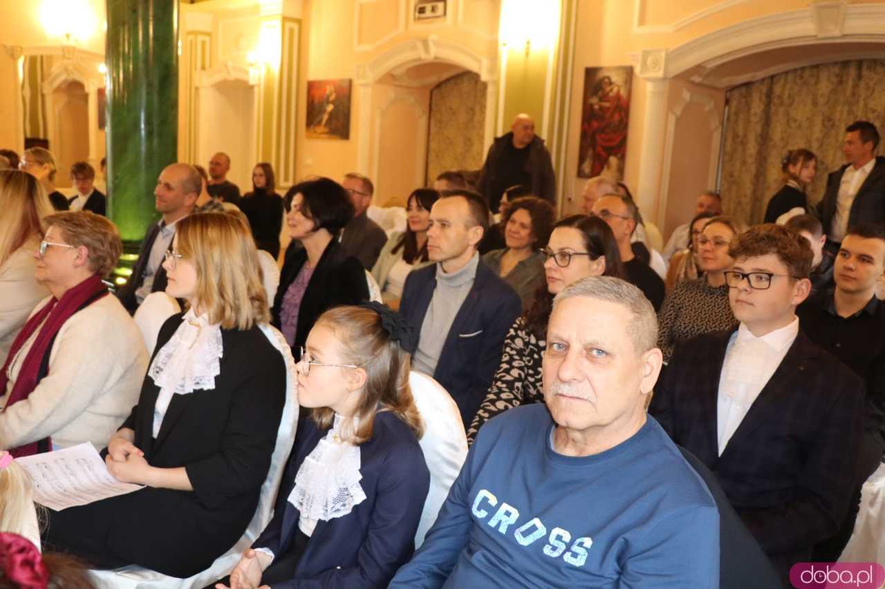 Koncert pamięci Bacha uczniów Szkoły Fortepanu d-moll w pałacu Gladishof w Piławie Górnej