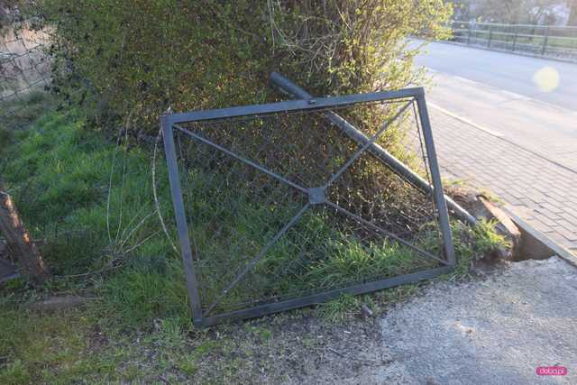 Pieszyce. Wjechał pojazdem w bramę i uciekł