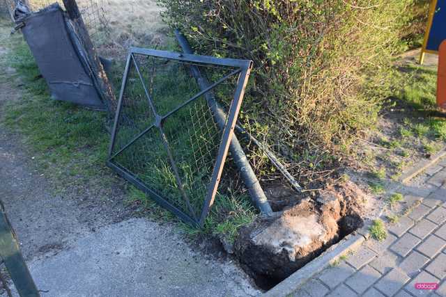 Pieszyce. Wjechał pojazdem w bramę i uciekł