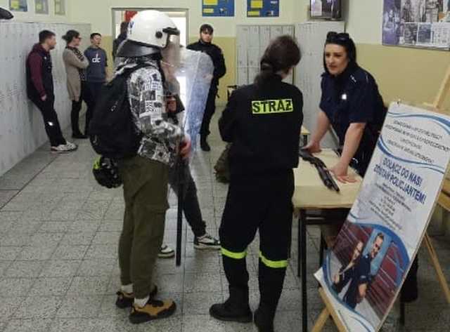 Dzień Otwarty z Policją w Zespole Szkół w Bielawie – przyszli mundurowi na horyzoncie
