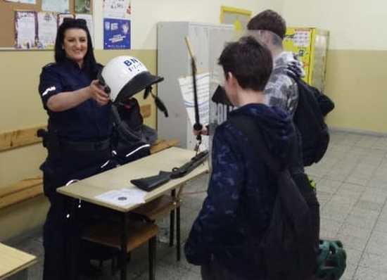 Dzień Otwarty z Policją w Zespole Szkół w Bielawie – przyszli mundurowi na horyzoncie