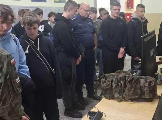 Dzień Otwarty z Policją w Zespole Szkół w Bielawie – przyszli mundurowi na horyzoncie