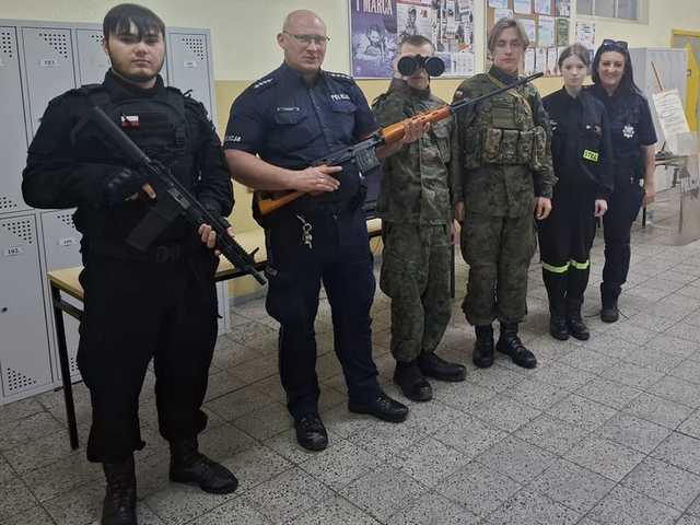 Dzień Otwarty z Policją w Zespole Szkół w Bielawie – przyszli mundurowi na horyzoncie