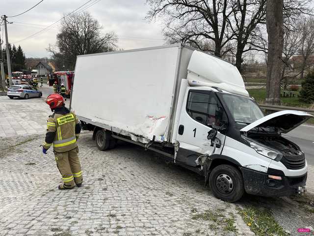Zderzenie ciągnika z dostawczakiem w Piławie Dolnej