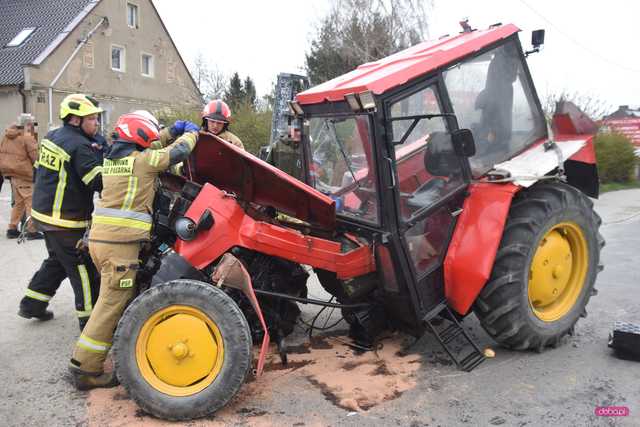 Zderzenie ciągnika z dostawczakiem w Piławie Dolnej