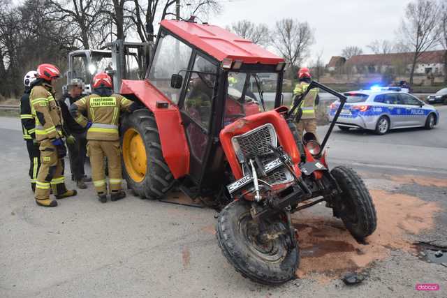 Zderzenie ciągnika z dostawczakiem w Piławie Dolnej
