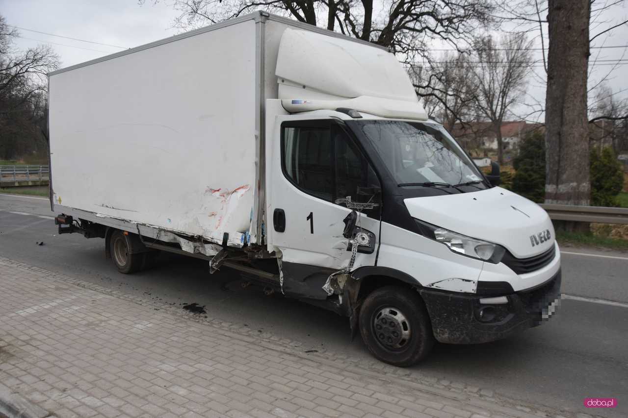 Zderzenie ciągnika z dostawczakiem w Piławie Dolnej