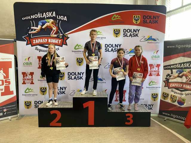 Dobry występ zawodniczek JUNIORA Dzierżoniów w Dolnośląskiej Lidze Dziewcząt w zapasach