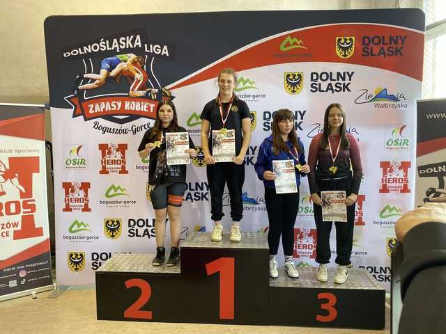 Dobry występ zawodniczek JUNIORA Dzierżoniów w Dolnośląskiej Lidze Dziewcząt w zapasach